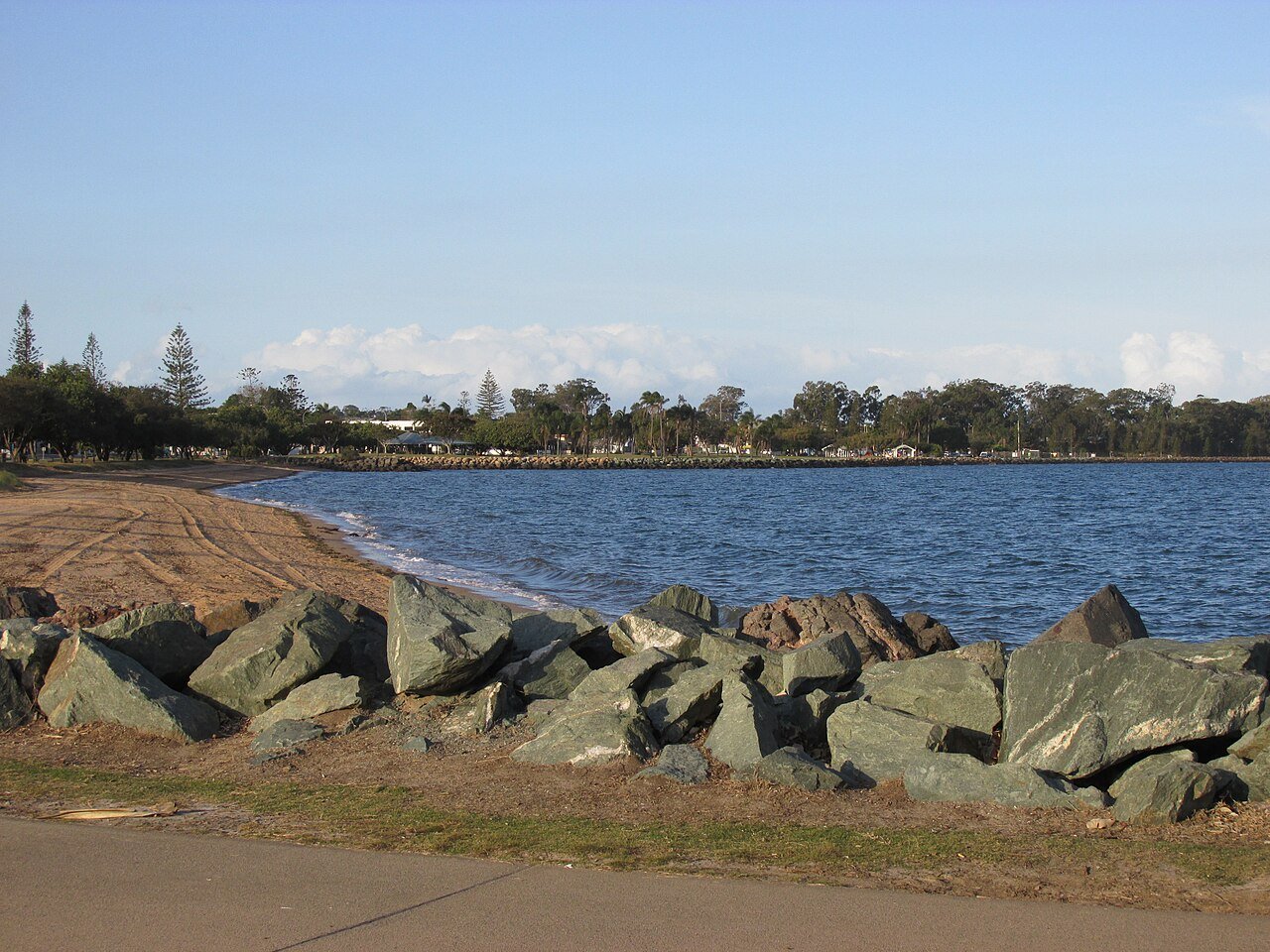 Rock wall and water at the eastern end of Pelican Park, Clontarf